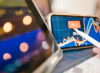 En trader som granskar Bitcoin, Ethereum och forexalternativ på flera marknader